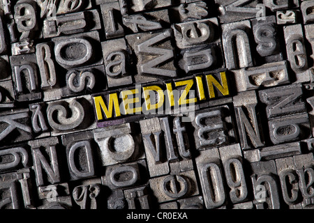 Alten führen Buchstaben bilden das Wort Medizin, Deutsch für Medizin