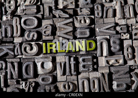 Das Wort "Irland", Deutsch für "Ireland", machte der alten Bleisatz Stockfoto