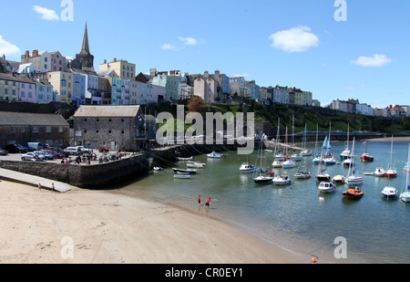 Jungs spielen am Hafenstrand in Tenby Stockfoto