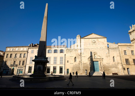 Frankreich, Bouches du Rhone, Camargue, Arles, Place De La République, obelisk Stockfoto