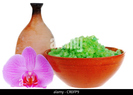 Altmodischen Schüssel mit Salz für Bad, Orchidee Blume und Krug auf weißem Hintergrund. Konzentrieren Sie sich auf die Blume. Stockfoto