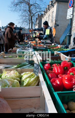 Rennes, ist "Marché des Lices" Frankreichs zweitgrößte Markt jeden Samstag Massen von Kunden Herde, frischen Lebensmittel zu kaufen Stockfoto