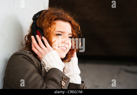 Mädchen mit Kopfhörern Musik hören Stockfoto