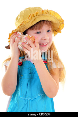 Schönes lächelndes Mädchen mit Muschel in ihren Händen auf weißem Hintergrund Stockfoto