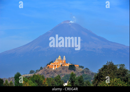 Kirche Iglesia Nuestra Senora de Los Remedios auf den Ruinen der vorspanischen Pyramide von Cholula vor der aktiven Stockfoto