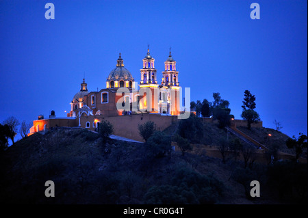 Kirche Iglesia Nuestra Senora de Los Remedios auf den Ruinen der vorspanischen Pyramide von Cholula bei Nacht, Mexiko Stockfoto