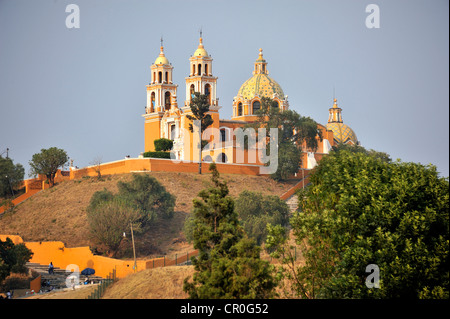 Kirche Iglesia Nuestra Senora de Los Remedios auf den Ruinen der vorspanischen Pyramide von Cholula, Mexico, Lateinamerika Stockfoto