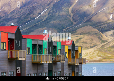 Häuser mit Berg, Longyearbyen, Norwegen Stockfoto