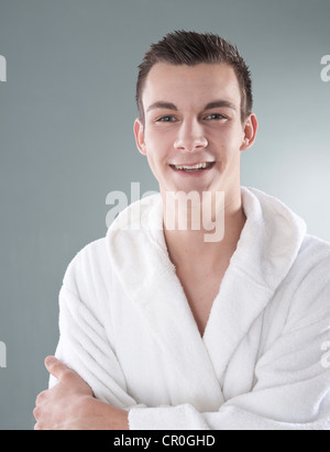 Junge Mann trägt einen Bademantel Stockfoto