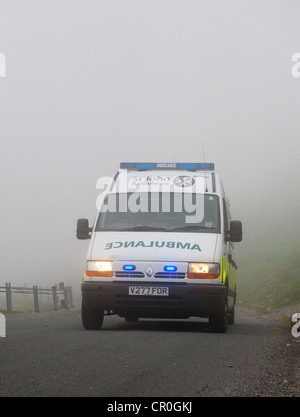 Ein Krankenwagen medic Sanitäter Not dringende medizinische Erste Hilfe cpr Antwort medizinische Ambulanzen sirene Sirenen ems Hilfe Behandlung Patient Patienten nhs Stockfoto