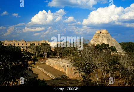 Mexiko Yucatan State archäologische Maya-Stätte von Uxmal-Website, die als Weltkulturerbe von UNESCO-Pyramide von Devin rechts aufgeführten Stockfoto