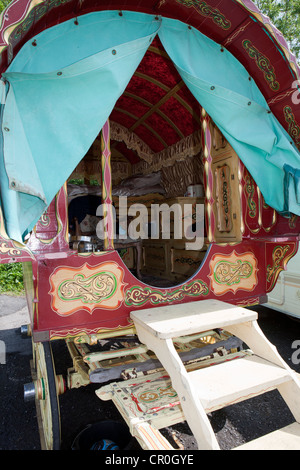 Reisende, die Montage für den Appleby Horse Fair  Bogen top traditionellen Wohnwagen und Kutschen und Wagen. Stockfoto