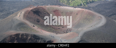 Panoramablick über Menschen zu Fuß auf den Rand eines Silvestri Craters an den unteren Hängen des Ätna, Sizilien Stockfoto