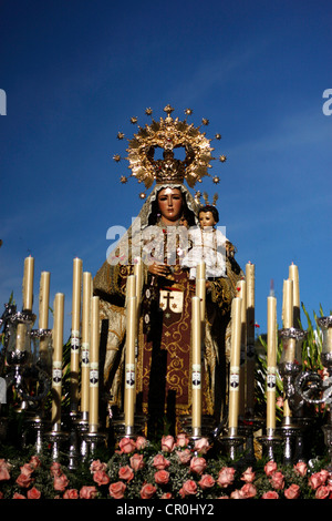 Eine hölzerne Statue der Jungfrau Carmen erscheint während einer Prozession der Karwoche in Prado del Rey, Cádiz, Andalusien, Spanien. Stockfoto