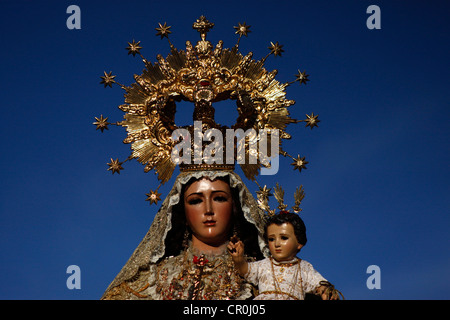 Eine hölzerne Statue der Jungfrau Carmen erscheint während einer Prozession der Karwoche in Prado del Rey, Cádiz, Andalusien, Spanien. Stockfoto