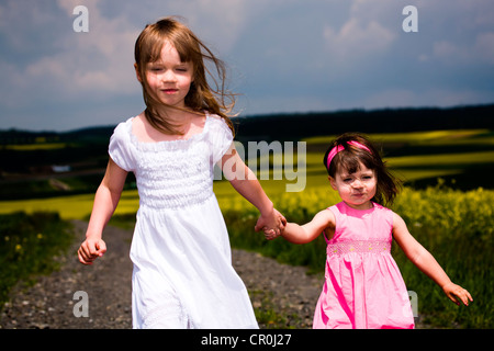 Zwei Mädchen gehen auf Feldweg Stockfoto