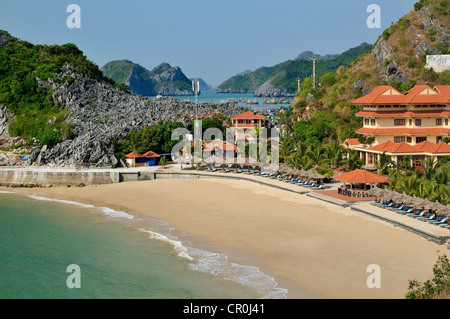 Strand mit Cat Ba Hotel, Halong Bucht, Vietnam, Südostasien, Asien Stockfoto