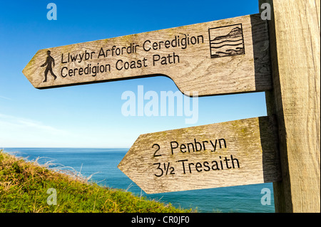 Ceredigion Küstenpfad Wegweiser aus Holz mit Meer und Himmel im Hintergrund Stockfoto