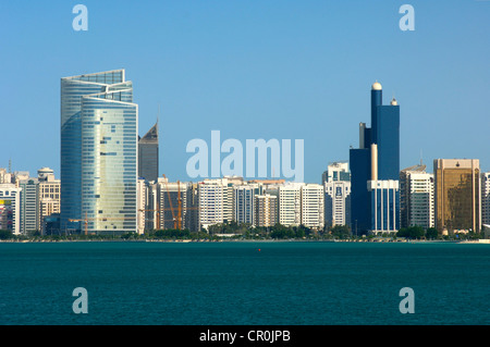 Skyline von Abu Dhabi entlang der Corniche, Abu Dhabi, Vereinigte Arabische Emirate, Naher Osten Stockfoto