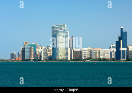 Skyline von Abu Dhabi entlang der Corniche, Abu Dhabi, Vereinigte Arabische Emirate, Naher Osten Stockfoto