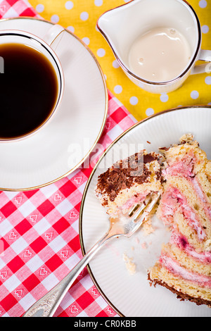 Piece Of Cake Roll und eine Tasse Kaffee Stockfoto