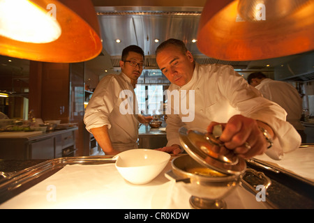 China Shanghai französischen Küchenchef Jean Georges Vongerichten Besitzer der Gruppe von Restaurant am Bund als drei im Bund mit seinem Kochen Stockfoto