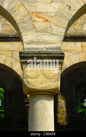 Runde Säule mit einem romanischen Cube Kapital, Ruinen von Paulinzella Abbey, Rottenbachtal, Thüringen, Deutschland, Europa Stockfoto