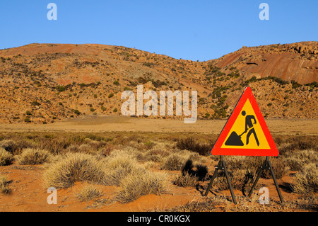 Warnzeichen für eine Baustelle in der Wüste, Goegap Nature Reserve, Namaqualand, Südafrika, Afrika Stockfoto