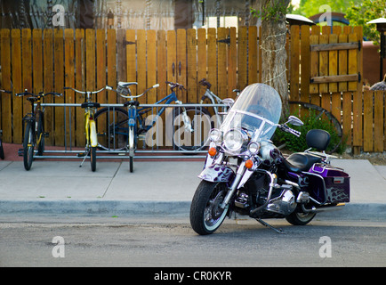 Harley Davidson Motorcyle und Nahverkehrszüge Fahrräder geparkt in der historischen Innenstadt, Berg Stadt Salida, Colorado Stockfoto