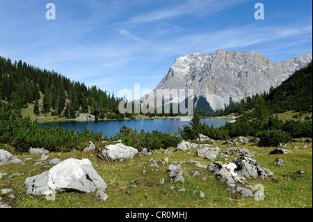 Blick über Seebensee See nach Mt Zugspitze, Ehrwald, Tirol, Österreich, Europa, PublicGround Stockfoto