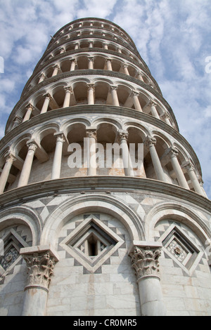 Stadt von Pisa, Italien. Niedrige abgewinkelt, Blick auf den schiefen Turm von Pisa. Stockfoto