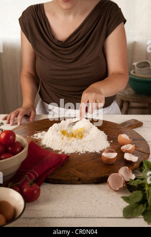 Frau Nudelteig vorbereiten Stockfoto