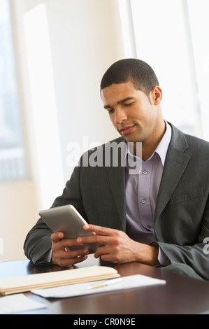 USA, New Jersey, Jersey City, Geschäftsmann mit tablet-pc Stockfoto