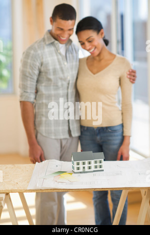 USA, New Jersey, Jersey City, paar auf der Suche im Haus Blaupausen und Spielzeugmodell Stockfoto
