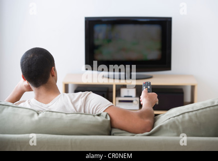 USA, New Jersey, Jersey City, Mann vor dem Fernseher zu Hause Stockfoto