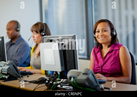 Geschäftsleute, die Arbeit am Computer im Call-center Stockfoto Geschäftsleute, die Arbeit am Computer im Call-center Stockfoto