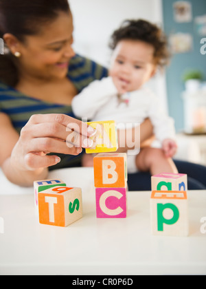 Mischlinge Mutter und Baby mit Alphabet Blöcke spielen Stockfoto