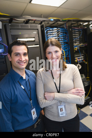 USA, New York, New York City, Porträt von Technikern in Netzwerk-Server-Raum Stockfoto