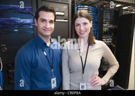 USA, New York, New York City, Porträt von Technikern in Netzwerk-Server-Raum Stockfoto