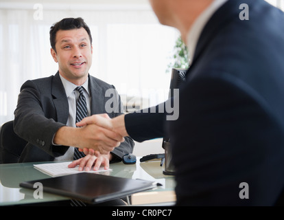 Geschäftsleute Händeschütteln im Büro Stockfoto