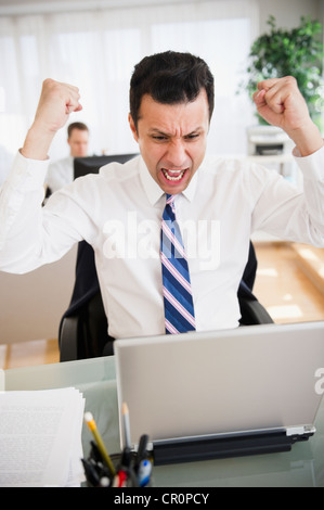 Wütend Mischlinge Geschäftsmann schreien in laptop Stockfoto