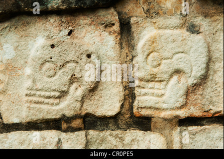Mexiko, Yucatan, Chichen Itza Maya-Schnitzereien aus menschlichen Schädeln Stockfoto