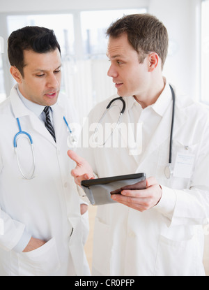Ärzte mit digital-Tablette zusammen Stockfoto