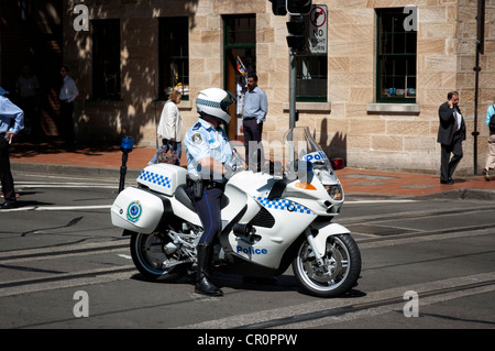 Polizei Motorrad Vorbereitung der Route zu einer Demonstration. Polizei motorcylcle; NSW Polizeioffizier, BMW Motorrad; Australische Polizei Mann; Australien Stockfoto