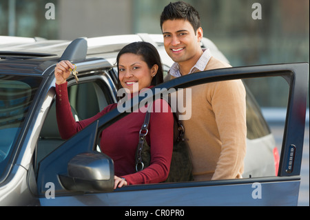 USA, New Jersey, Jersey City, paar mit Neuwagen Stockfoto
