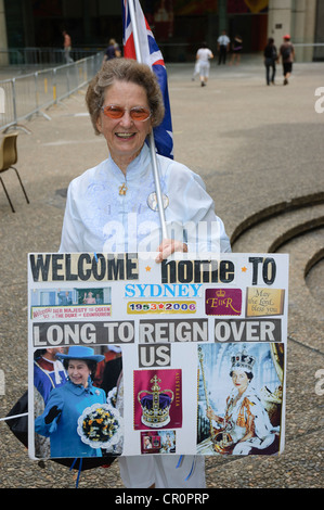 Leicht exzentrische Monarchist zeigt ihre Loyalität gegenüber der Königin mit einem selbst gebastelten Plakat Stockfoto