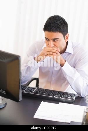 USA, New Jersey, Jersey City, Geschäftsmann, arbeiten am computer Stockfoto