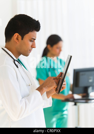 Ärzte arbeiten auf digitale Tablet und Computer, Jersey City, New Jersey, USA Stockfoto