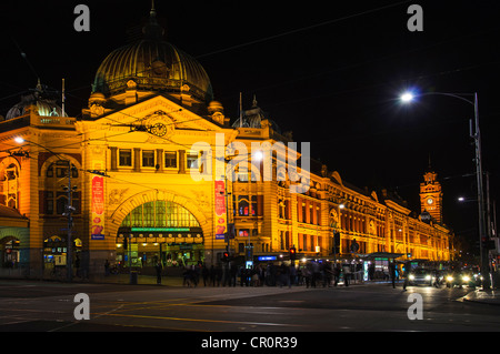 Flinders Street Station, Melbourne, in der Nacht.