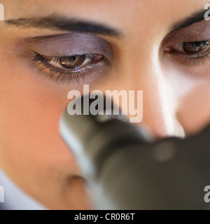 USA, New Jersey, Jersey City, Wissenschaftler auf der Suche durch Mikroskop Stockfoto